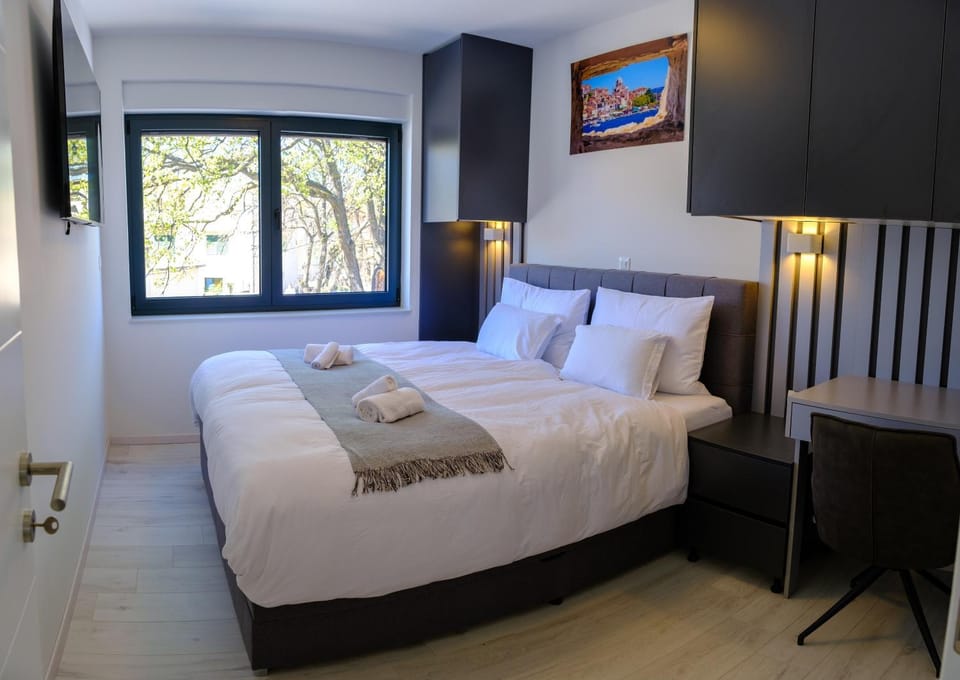 Bed, Bedroom, towels