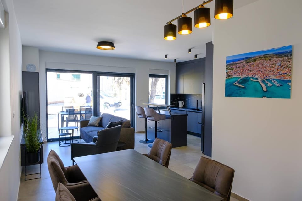 TV and multimedia, Kitchen or kitchenette, Living room, Seating area, Dining area