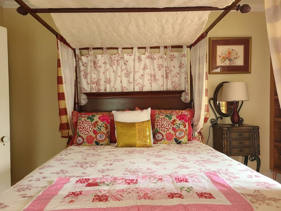 Bed, Photo of the whole room, Decorative detail, Bedroom