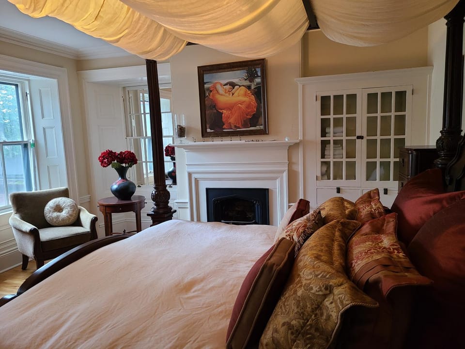 Bed, Photo of the whole room, Decorative detail, Bedroom
