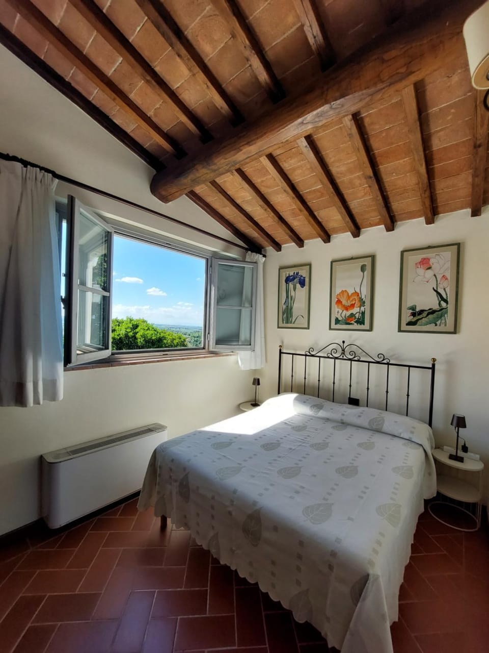 Bed, Natural landscape, Photo of the whole room, Bedroom