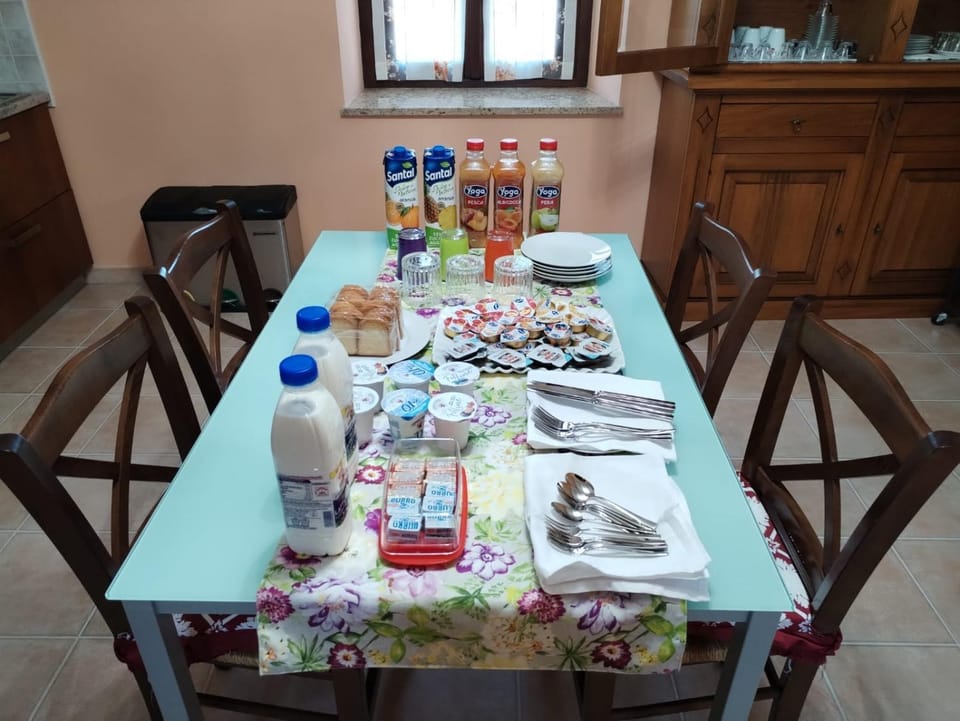 Food and drinks, Food, Breakfast, Drinks