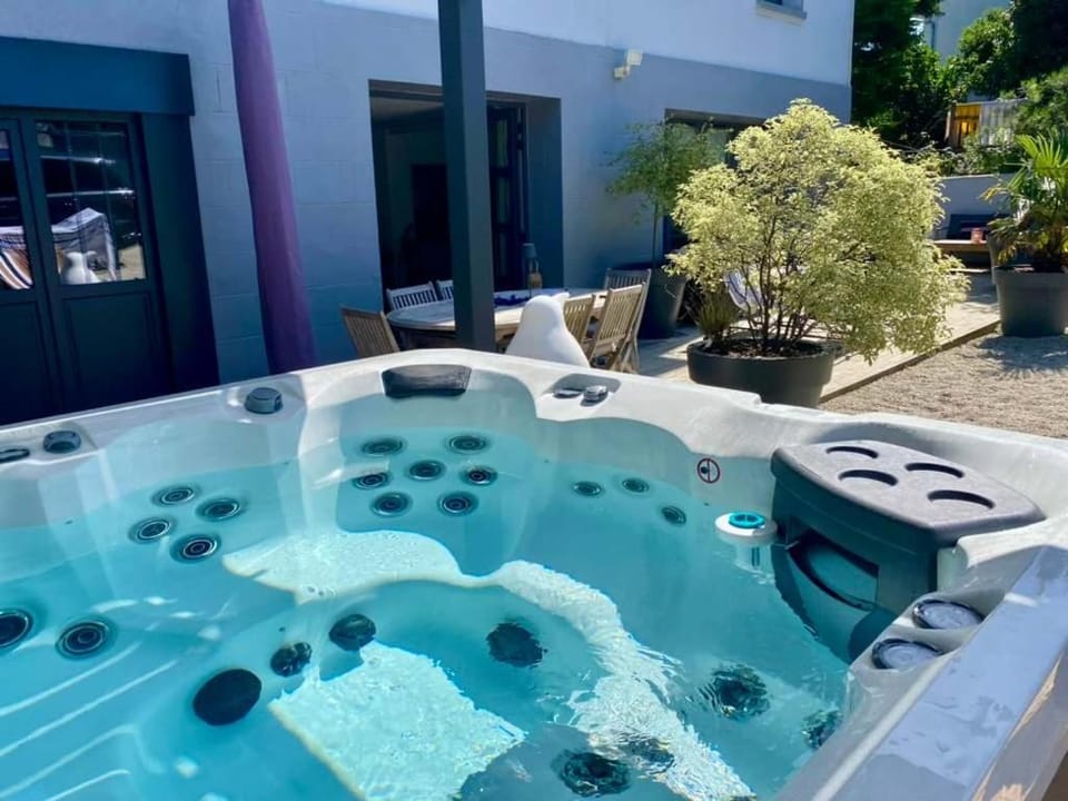 La Clef Decamp Donvillaise 15 pers jacuzzi, 8 min à pied plage House in Granville