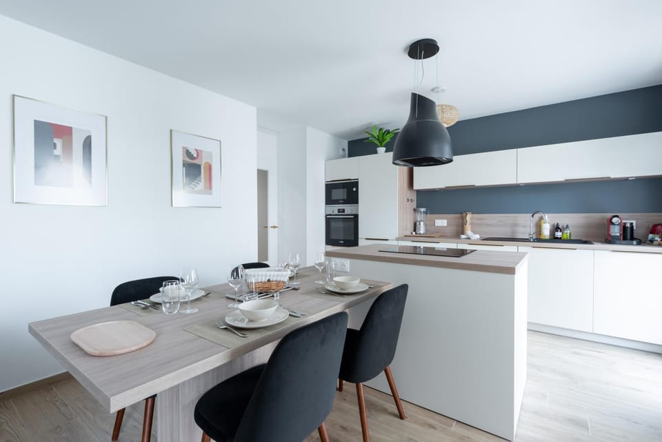 Kitchen or kitchenette, Dining area