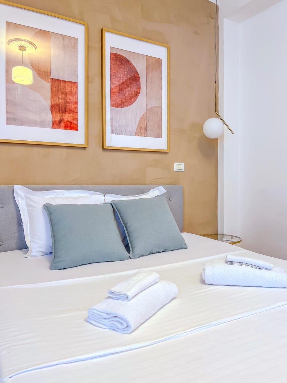 Bed, Photo of the whole room, Bedroom, towels