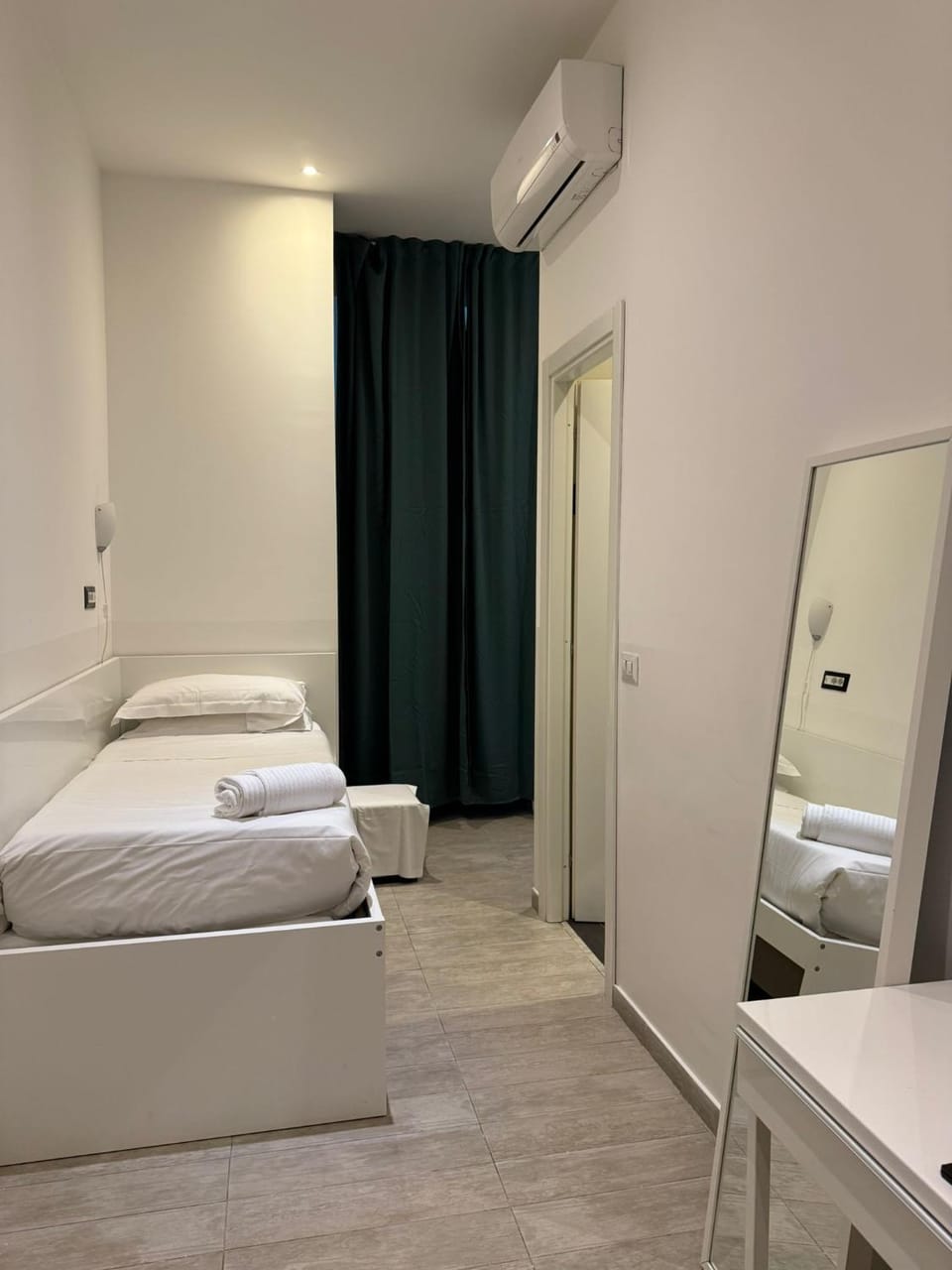 Bed, TV and multimedia, Photo of the whole room, Bedroom, towels, wardrobe, air conditioner