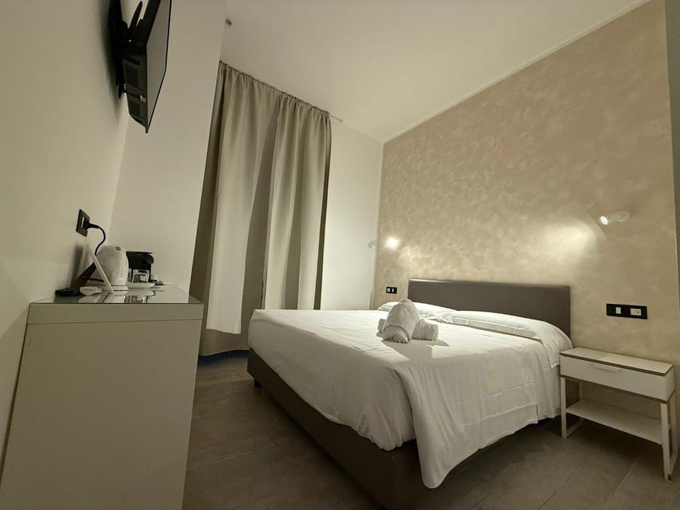 Bed, TV and multimedia, Photo of the whole room, Bedroom
