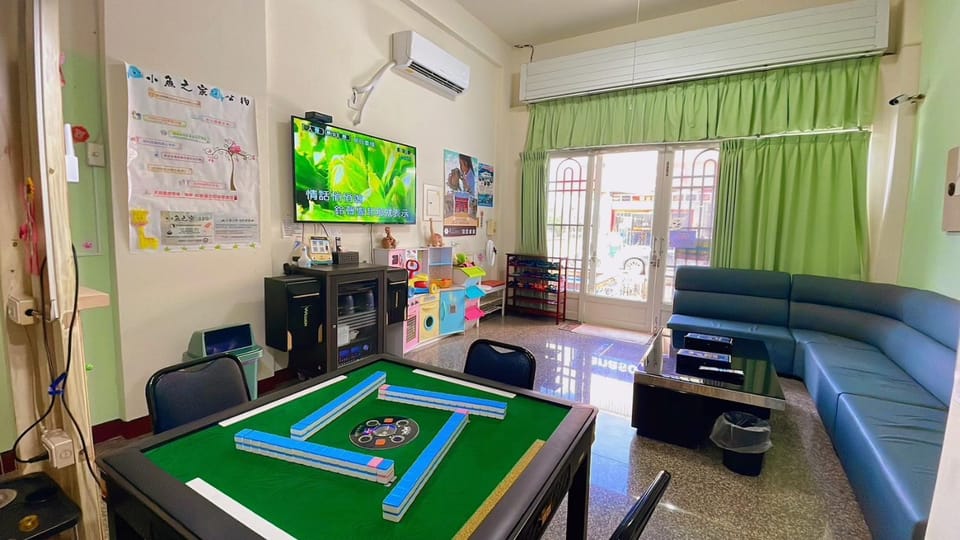 Communal lounge/ TV room, Communal lounge/ TV room, Game Room, Game Room, TV and multimedia, Living room, Seating area, Evening entertainment, air conditioner