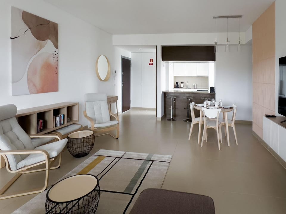 TV and multimedia, Living room, Seating area, Dining area