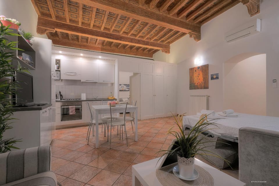 Kitchen or kitchenette, Living room, Seating area, Dining area, minibar, pet friendly, air conditioner