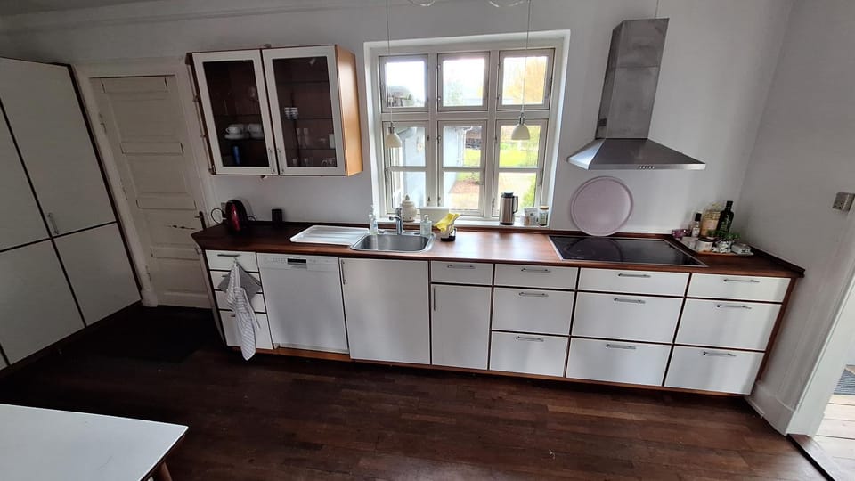 Kitchen or kitchenette, dishwasher, stove, kitchen, Internal: Not applicable to any particular room