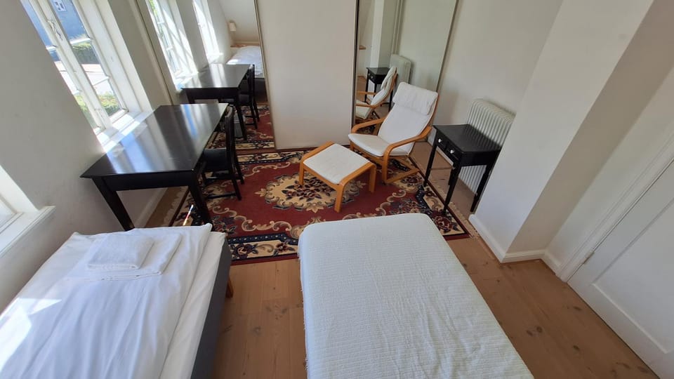 Bed, Business facilities, Seating area, Bedroom