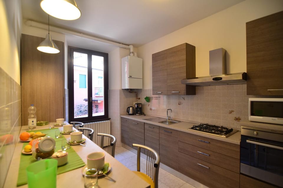 Coffee/tea facilities, Kitchen or kitchenette, minibar, stove