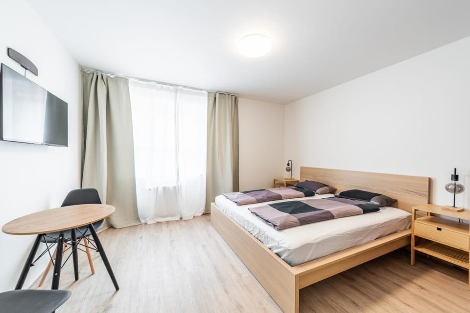 Bed, TV and multimedia, Photo of the whole room, Bedroom