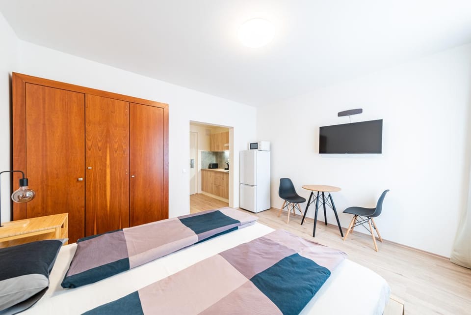 Bed, TV and multimedia, Photo of the whole room, Bedroom, kitchen