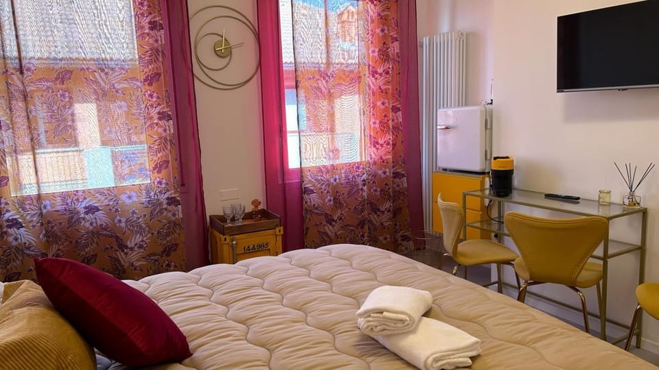 Bed, TV and multimedia, Coffee/tea facilities, Photo of the whole room, Decorative detail, Seating area, Bedroom, towels