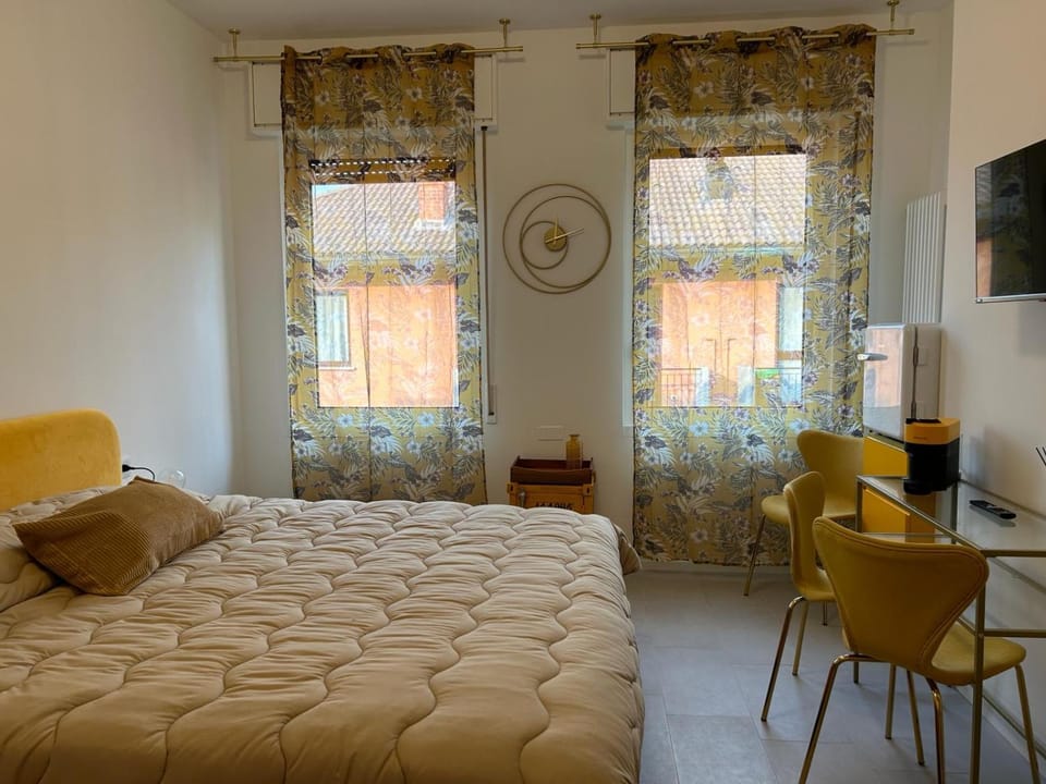 Bed, TV and multimedia, Coffee/tea facilities, Photo of the whole room, Seating area, Bedroom, furniture, hair dresser, heating