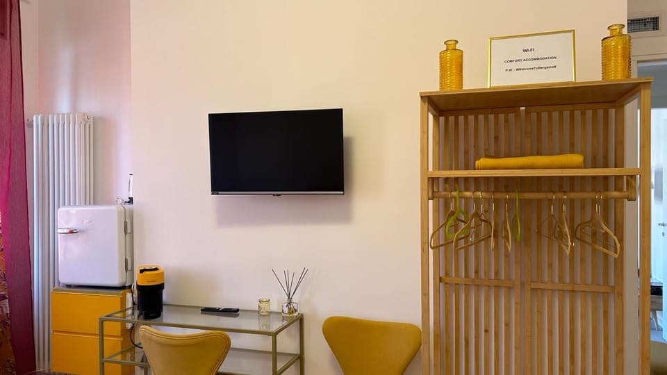 Bed, TV and multimedia, Coffee/tea facilities, Bedroom, furniture, internet, locker, minibar, wardrobe