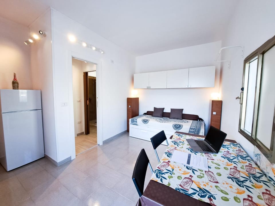 Bed, Photo of the whole room, Seating area, Dining area, Bedroom