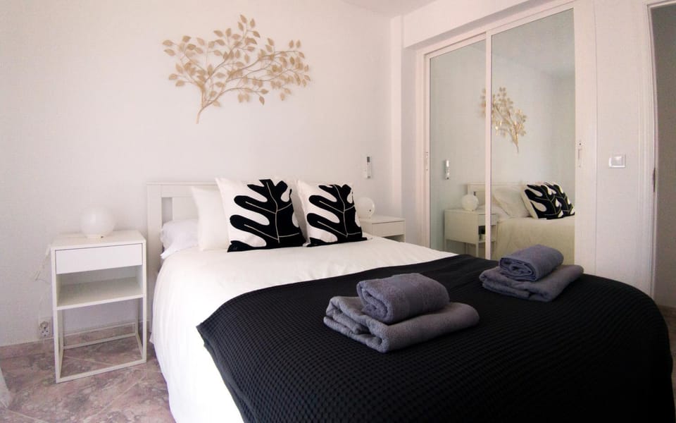 Photo of the whole room, Bedroom
