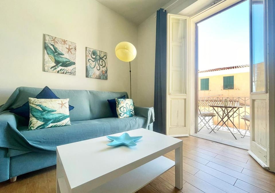 View (from property/room), Balcony/Terrace, Living room