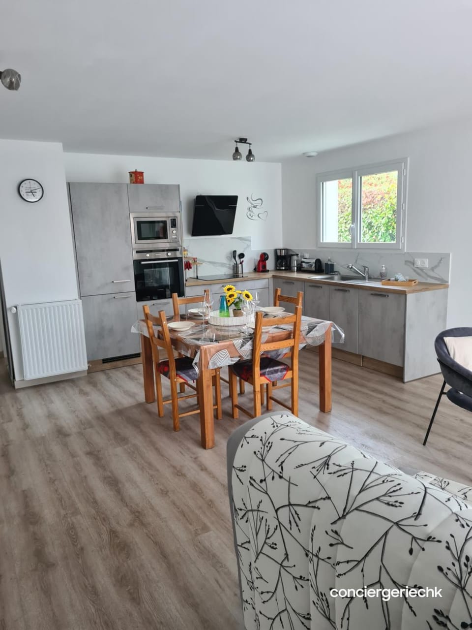Living room, Dining area, oven, kitchen