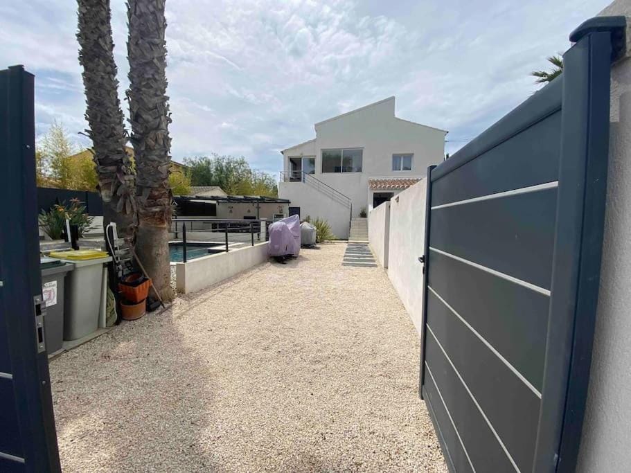 Haut de villa, avec piscine tout confort, 2km de la plage. House in La Seyne-sur-Mer