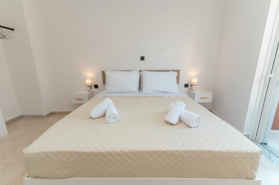 Bed, Bedroom, towels