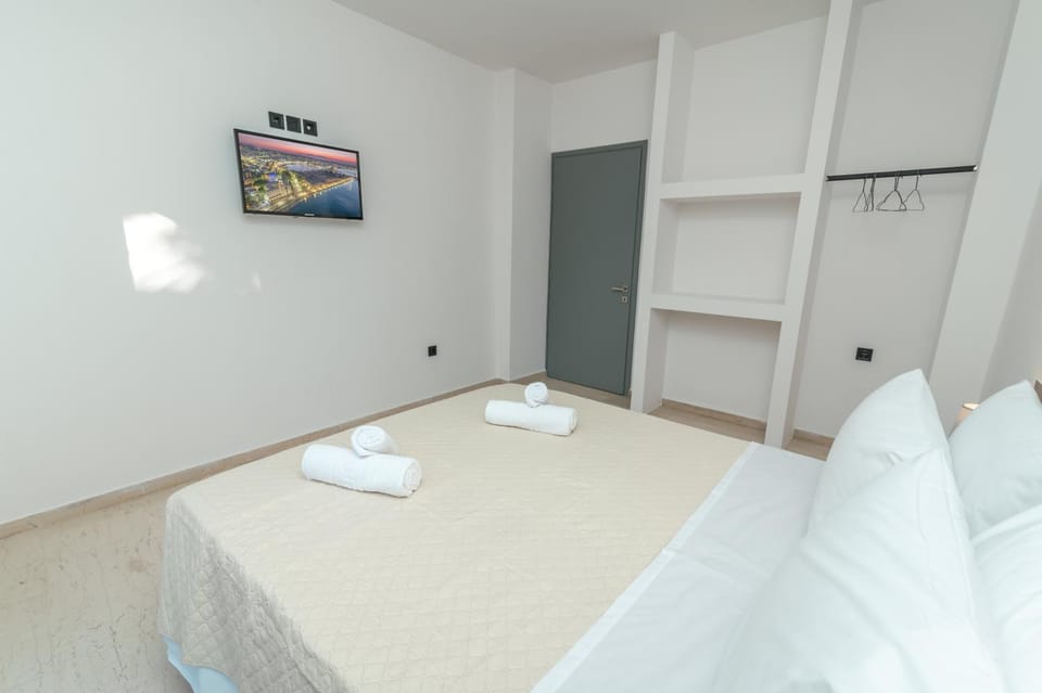 Bed, TV and multimedia, Bedroom