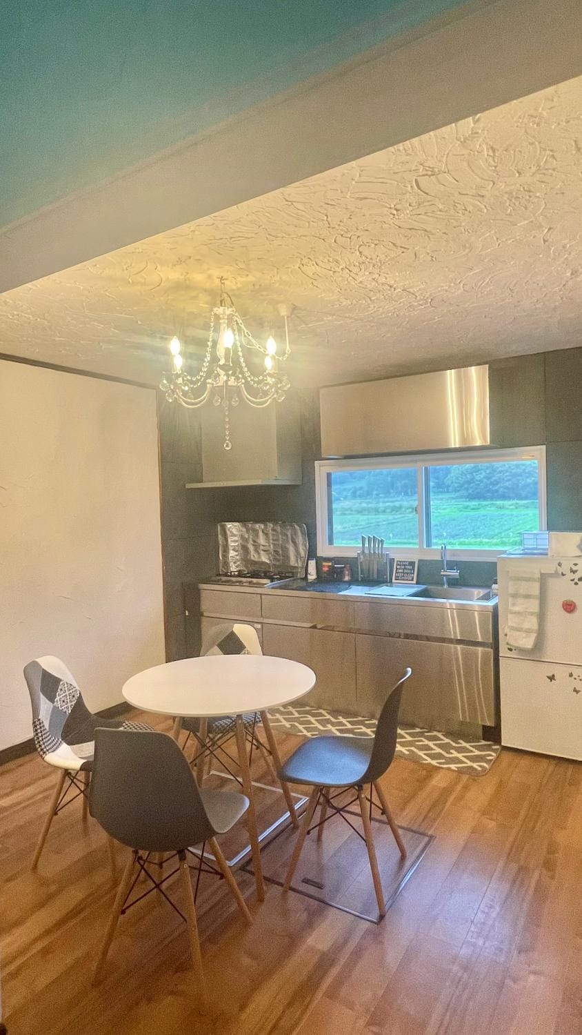 Kitchen or kitchenette, Dining area