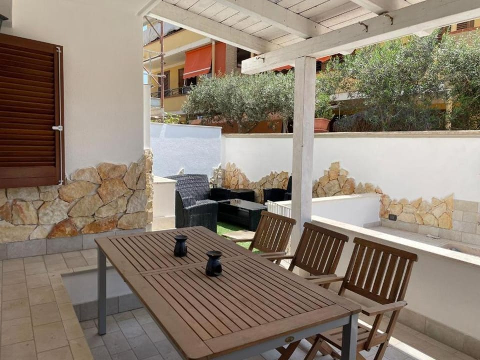Patio, Day, Balcony/Terrace, Dining area