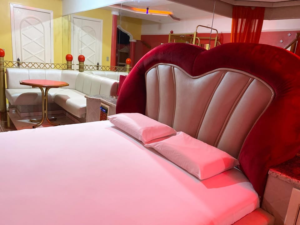 Bed, Photo of the whole room, Seating area, Bedroom
