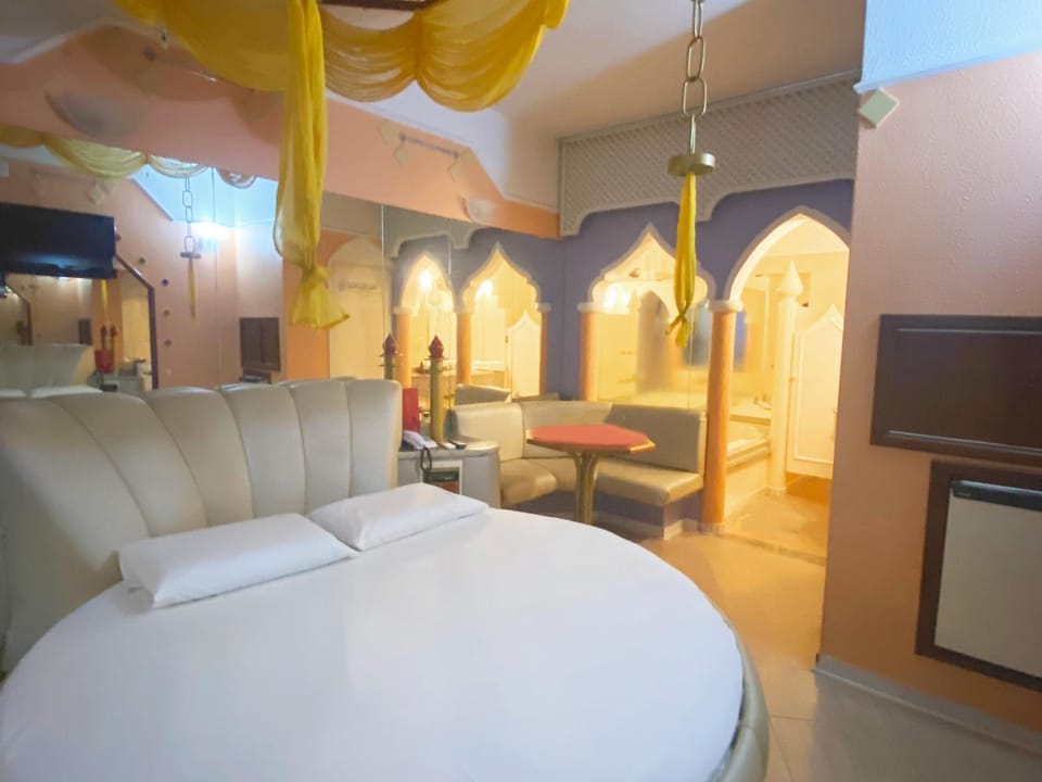 Hot Tub, TV and multimedia, Photo of the whole room, Seating area, oven
