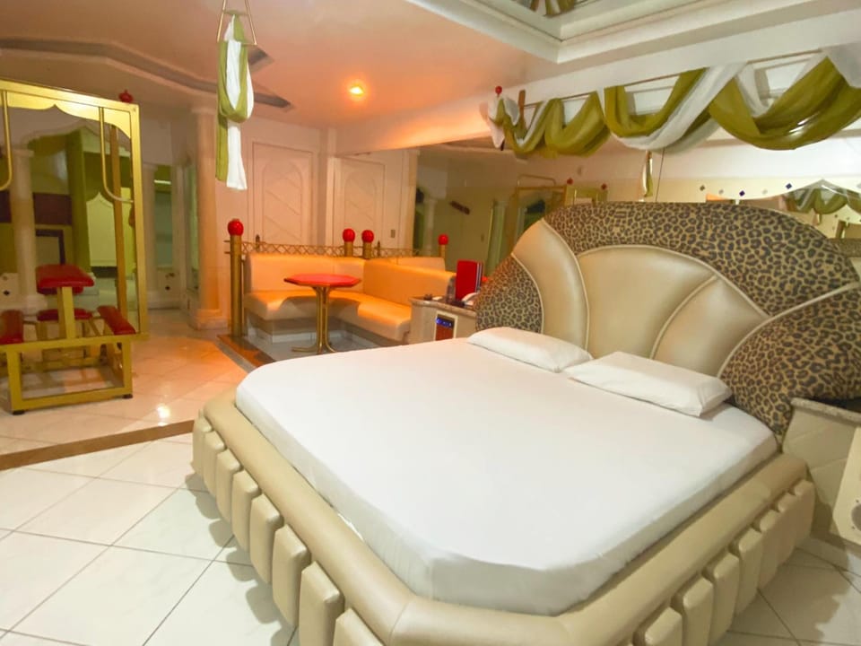 Bed, Photo of the whole room, Seating area
