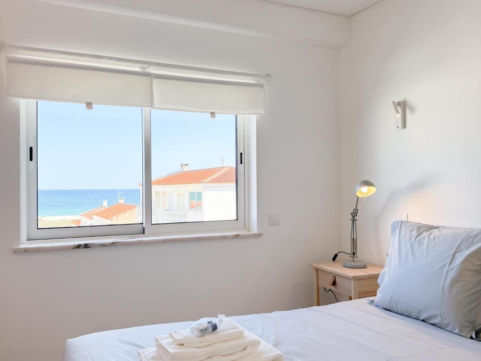 Bed, Bedroom, Sea view, towels