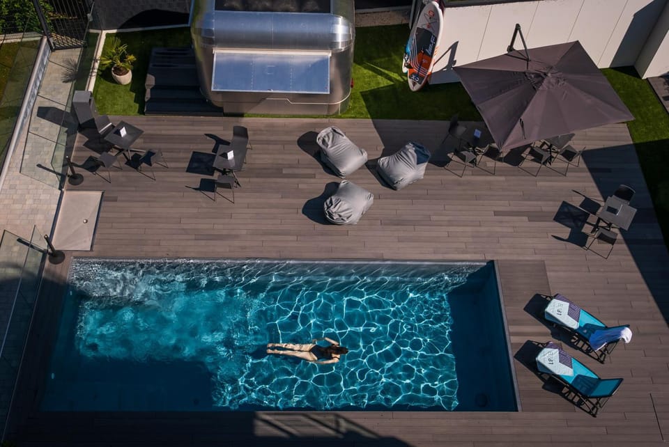 Garden, Garden view, Swimming pool, sunbed, towels