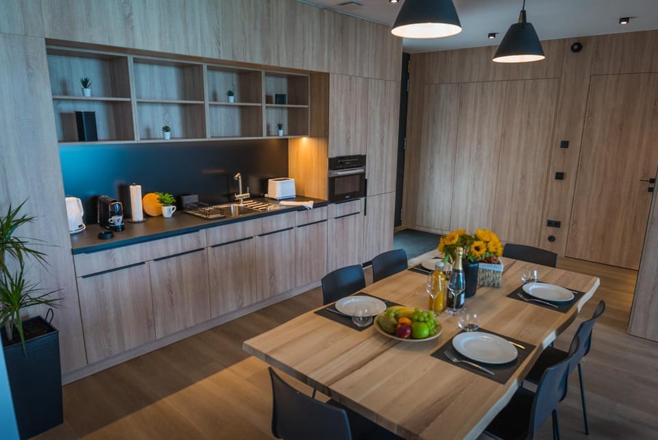 Dining area, Food, Drinks