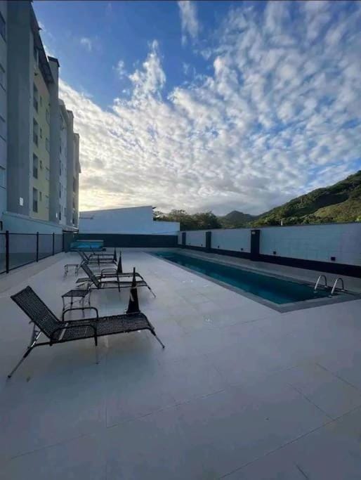 Apartamento novo região central de Ubatuba, com churrasqueira e varanda, 2 vagas - Residencial Jathy Apartment in Ubatuba