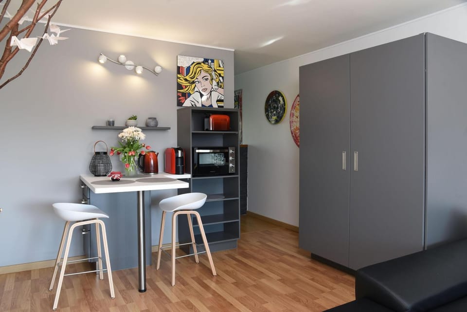 Coffee/tea facilities, Dining area, minibar