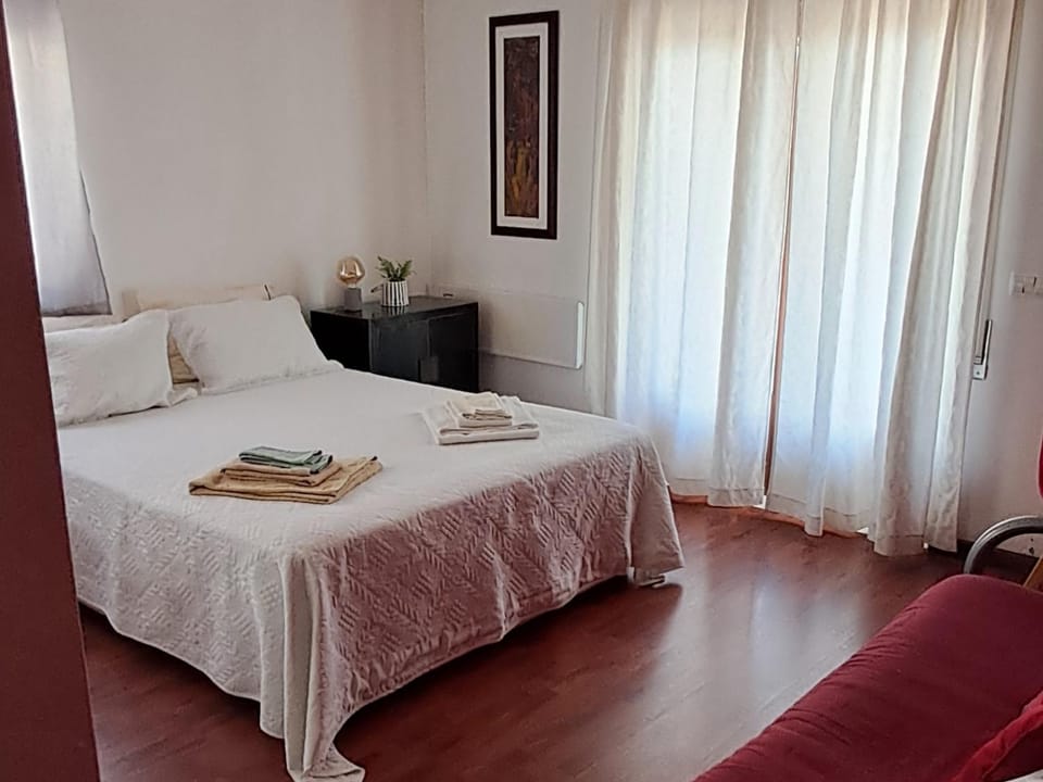 Bed, Bedroom, towels
