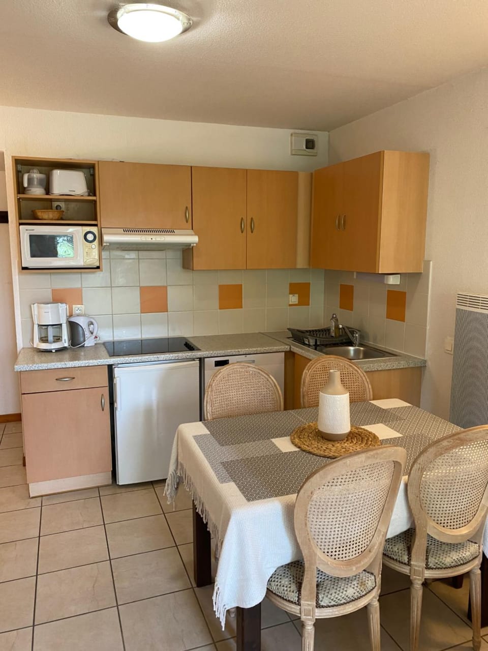 Coffee/tea facilities, Kitchen or kitchenette, Living room, Dining area, dishwasher, minibar, stove, toaster