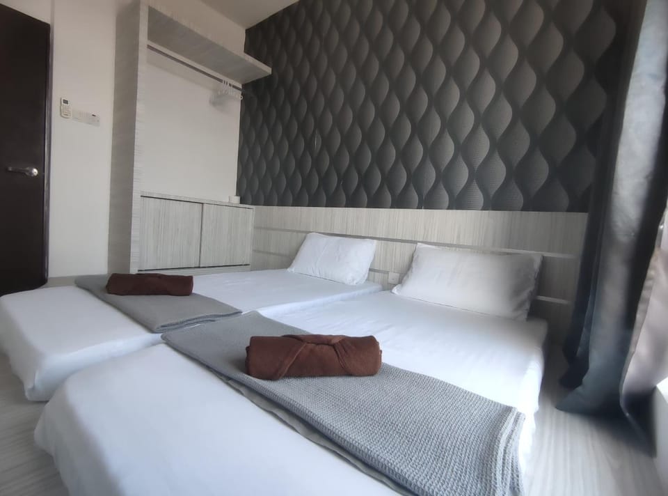 Bed, Bedroom, towels