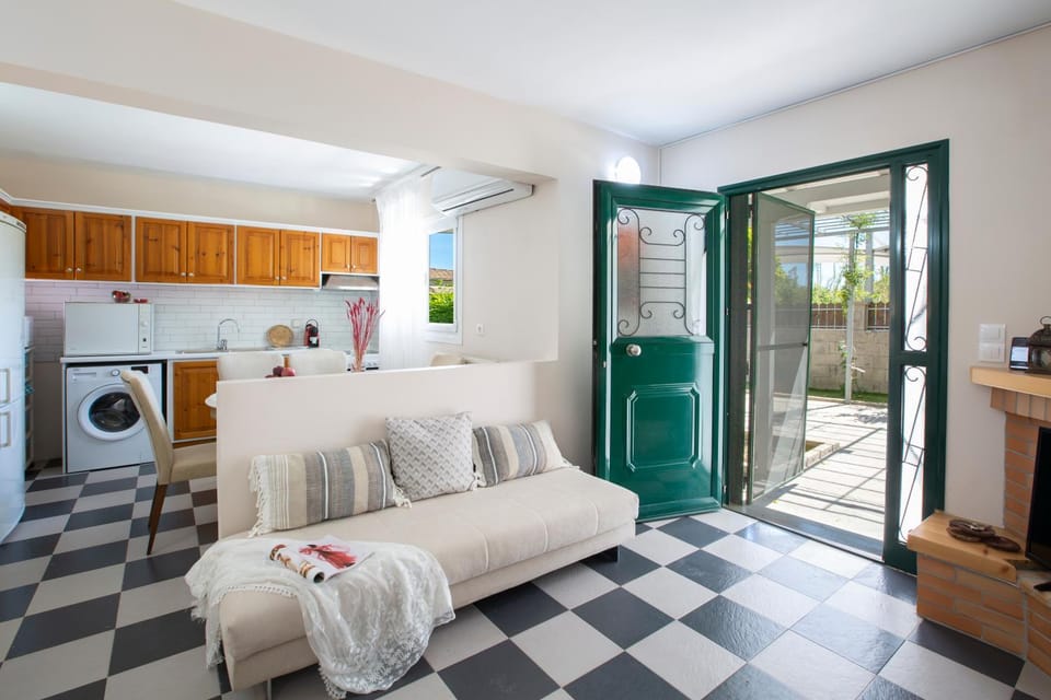 Kitchen or kitchenette, Living room, Seating area, Dining area, washing machine