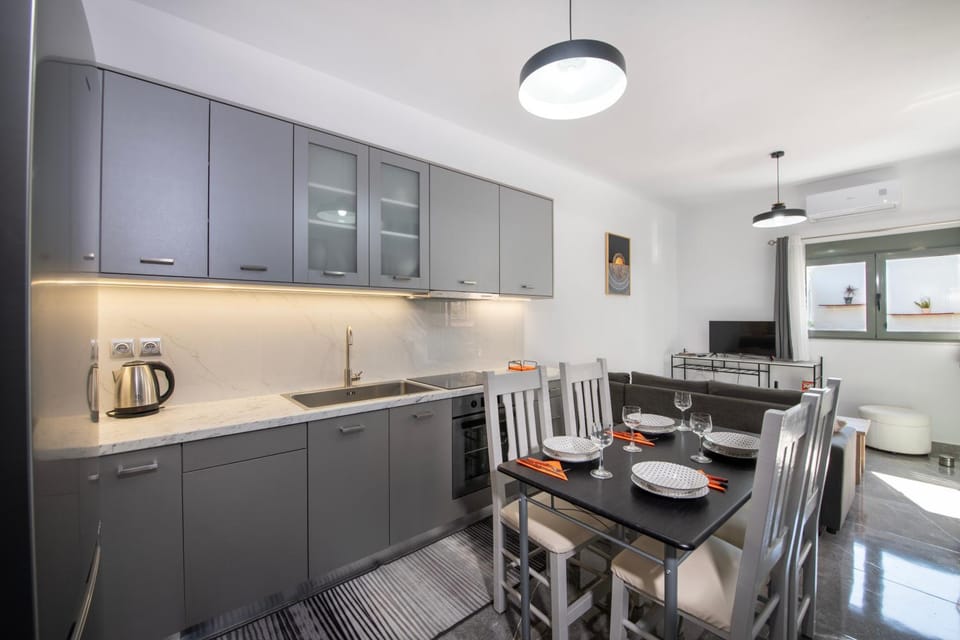 TV and multimedia, Coffee/tea facilities, Kitchen or kitchenette, Dining area, oven, stove
