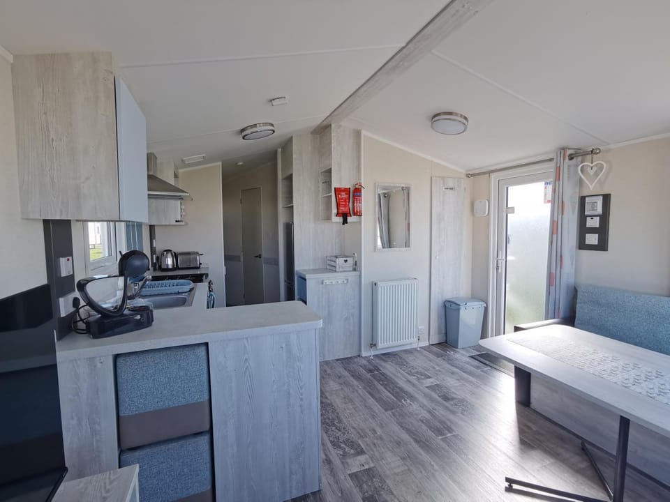 Kitchen or kitchenette, Seating area, Dining area