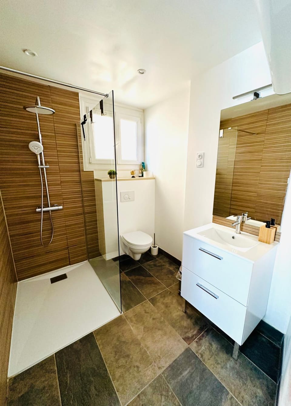 Shower, Toilet, Bathroom, towels