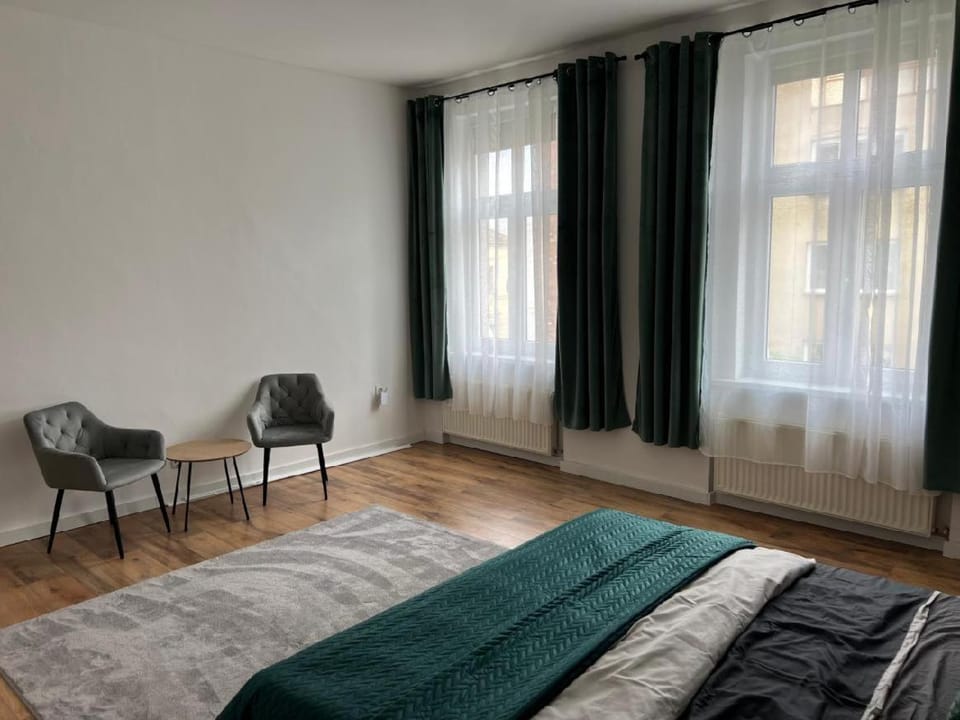 Bed, Seating area, Bedroom