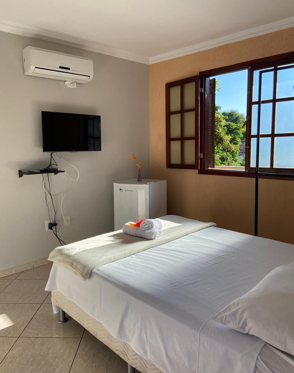 Bed, TV and multimedia, Photo of the whole room, air conditioner