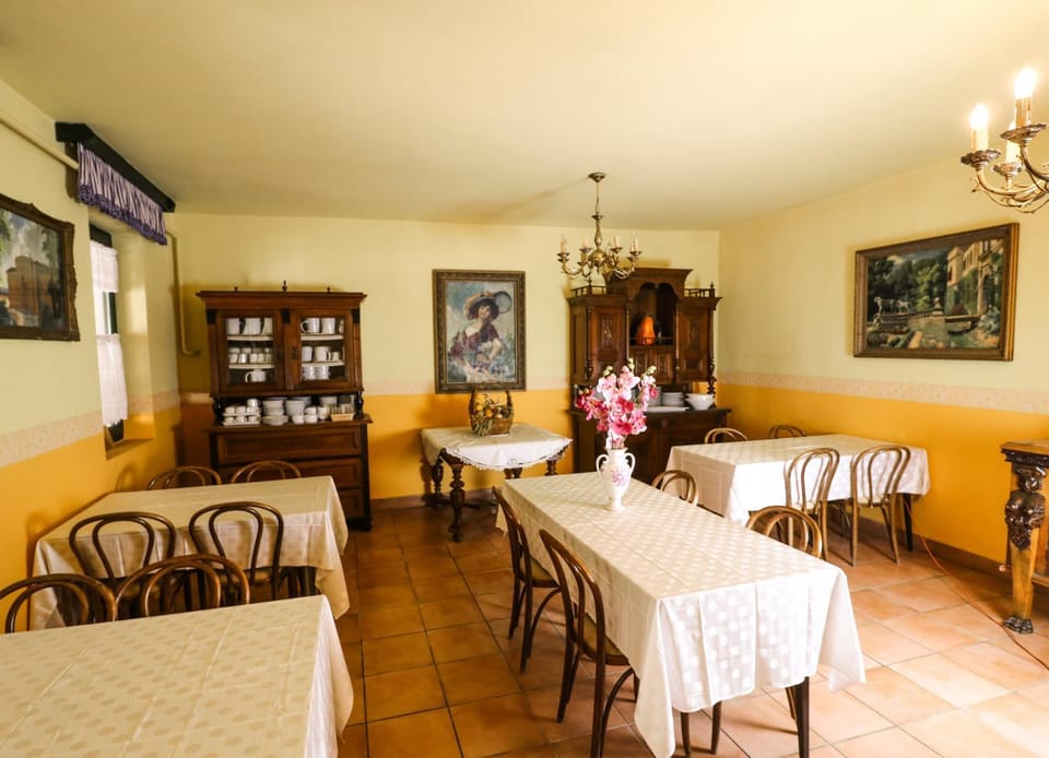 Seating area, Dining area, Internal: Not applicable to any particular room