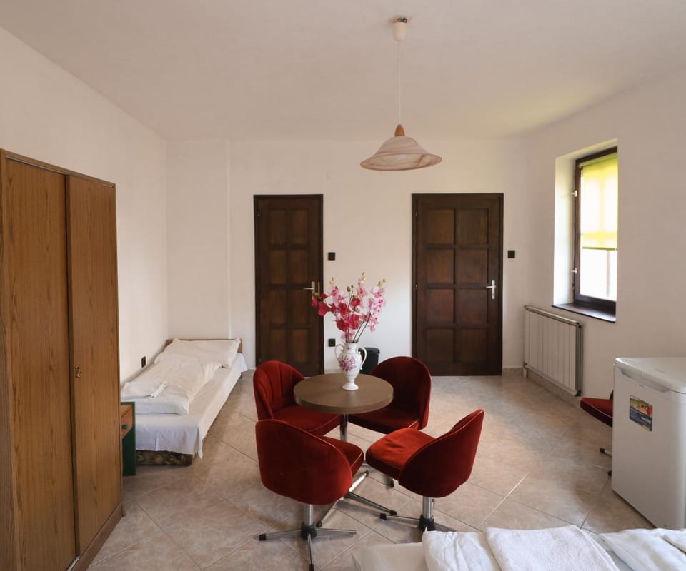 Bed, Photo of the whole room, Seating area, Bedroom, hair dresser, wardrobe